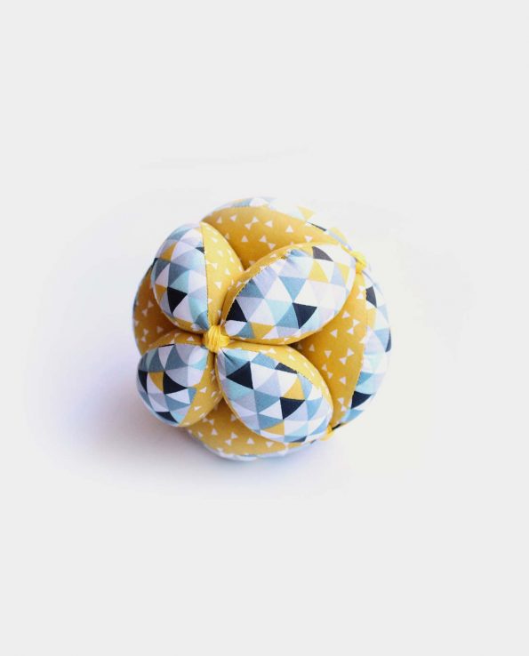 pelota montessori de tela hecha a mano