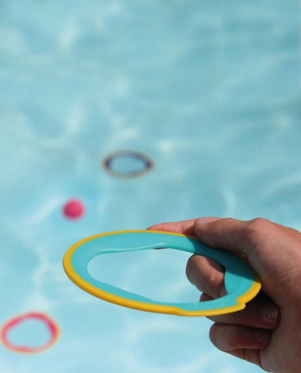 Aros Ringo Quut. Aros de plastico con pelota para la piscina, para la playa o jugar a la petanca con los niños