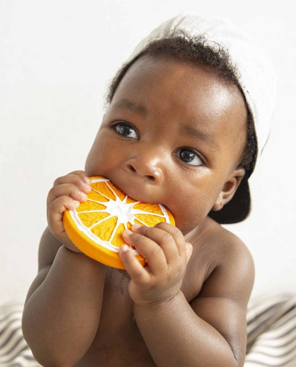 mordedor para bebes de fruta oli and carol clementino the orange naranja