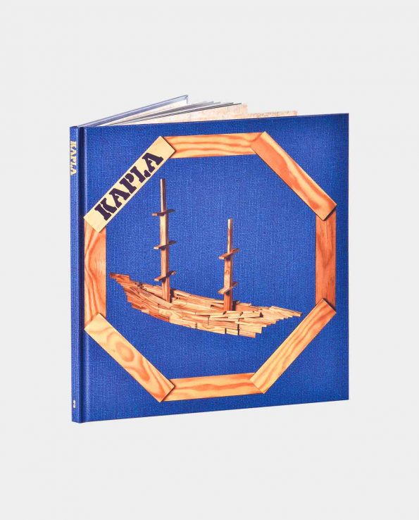 Este libro de Arte permite descubrir las posibilidades que ofrece este extraordinario juego de tablillas de pino. Una edición de gran calidad con magníficas fotografías de diseño técnico hecho a mano.