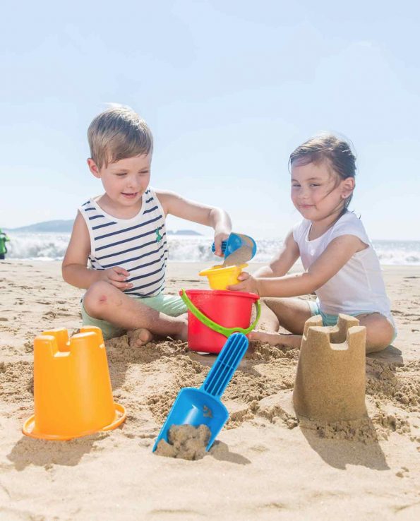 Set de juguetes de playa cubo de playa castillo y palas montessori de Hape