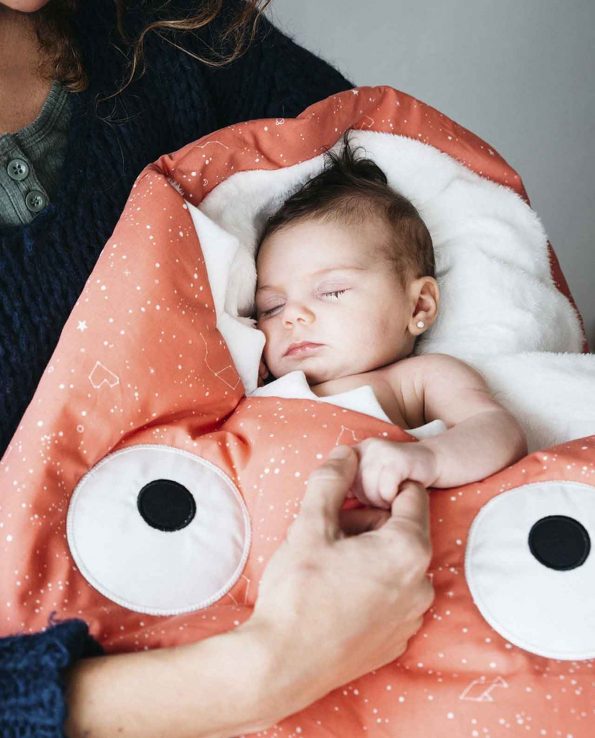 Saco para bebés con forma de tiburón Coral – Constelaciones con pelito de Baby Bites