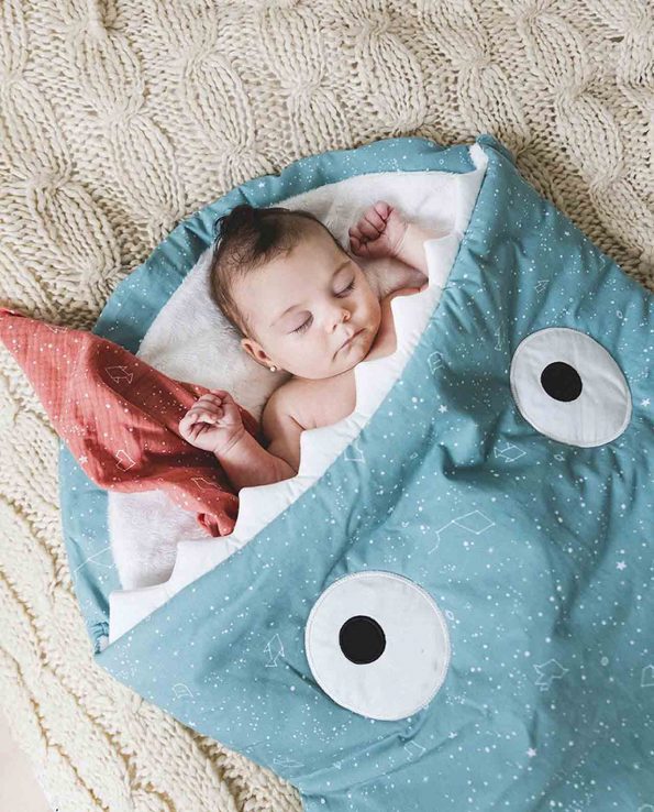 Saco para bebés con forma de tiburón Turquesa Constelaciones con Pelito de Baby Bites