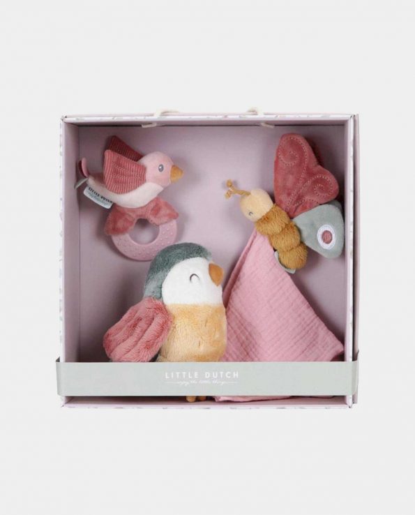 Esta caja es el regalo perfecto para un recién nacido o un baby shower. Incluye una selección de artículos blandos de la colección Flores y Mariposas, para acurrucarse, abrazarse y jugar.
