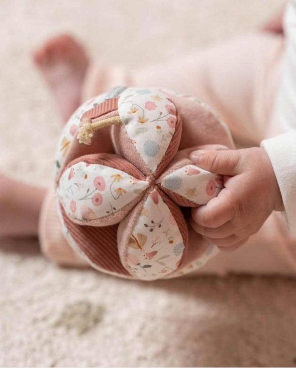 Pelota Montessori Flores y Mariposas de Little dutch para bebes